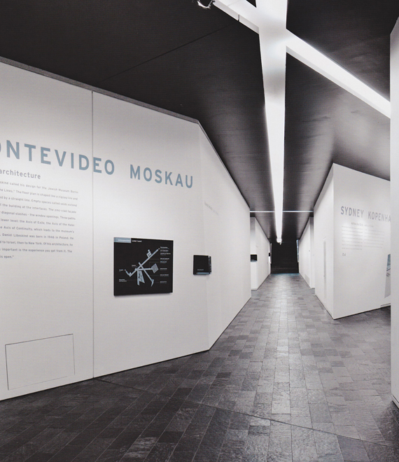 The Jewish museum, Berlin, Polyform-Daniel Libeskind. L'exemple illustre la force de guidage que peut avoir l'architecture par des jeux de contraste entre les parois (sol, plafond et murs) et par le travail de la lumière